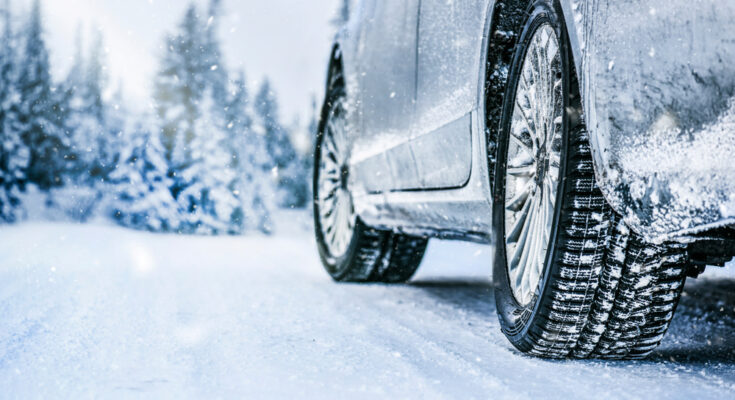 Winter,tire.,car,on,snow,road.,tires,on,snowy,highway