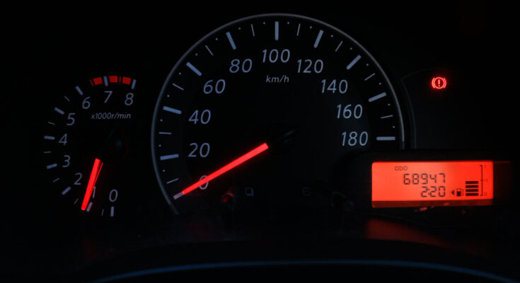 photo-car-speedometer-when-it-starts